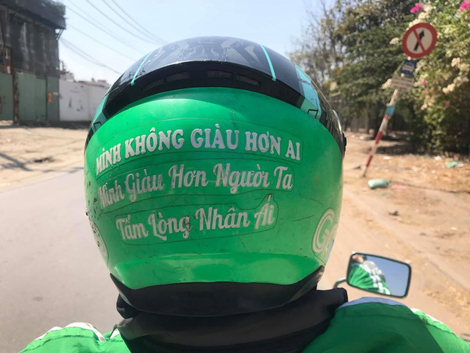 Dân tình trầm trồ với chiếc xe chất chơi của ông chú chạy grab, châm ngôn sống trên mũ càng khiến người ta khâm phục-1