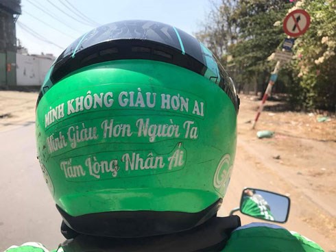 Dân tình trầm trồ với chiếc xe 'chất chơi' của ông chú chạy grab, châm ngôn sống trên mũ càng khiến người ta khâm phục