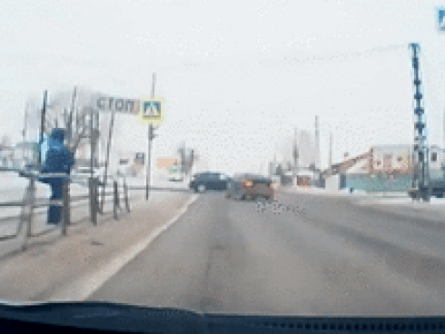 Văng khỏi ô tô sau cú tông kinh hoàng, người đàn ông vẫn sống sót thần kỳ