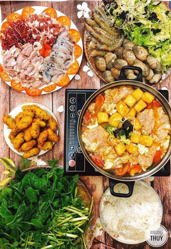 Trời mưa lạnh, vợ 9x làm ngay lẩu cua,&nbsp;cả nhà vừa ăn vừa xuýt xoa khen ngon-2