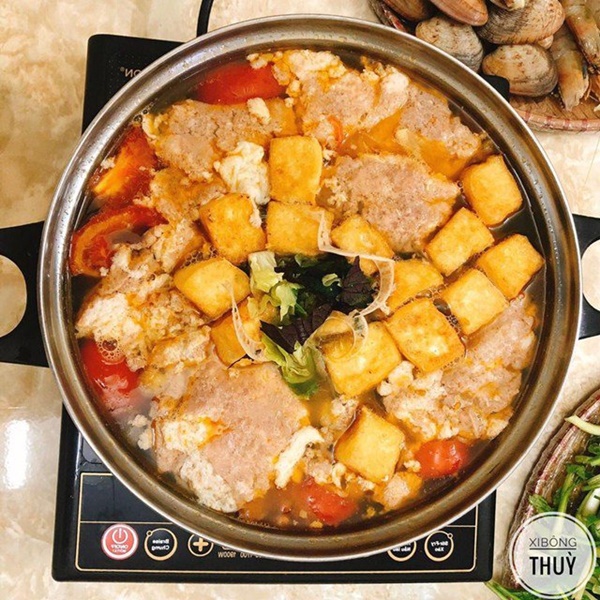 Trời mưa lạnh, vợ 9x làm ngay lẩu cua,&nbsp;cả nhà vừa ăn vừa xuýt xoa khen ngon-5