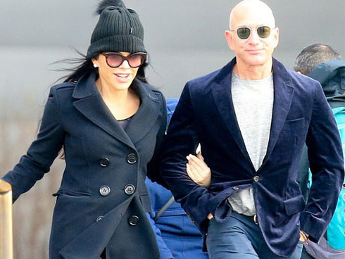 Dính nghi án đã đính hôn, bạn gái tỷ phú Amazon đánh dấu chủ quyền trong sự kiện mới nhưng khiến dư luận hốt hoảng bởi gương mặt biến dạng-4