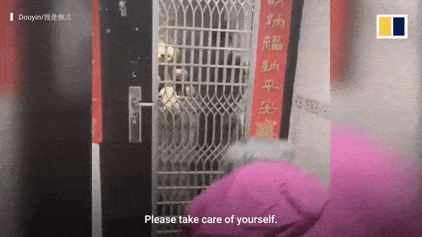 Xúc động hình ảnh người mẹ già mang thức ăn đến cho con trai làm bác sĩ đang tự cách ly tại nhà, không cho gia đình đến gần 2m-1