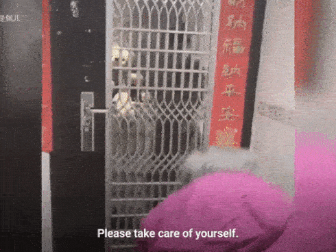 Xúc động hình ảnh người mẹ già mang thức ăn đến cho con trai làm bác sĩ đang tự cách ly tại nhà, không cho gia đình đến gần 2m