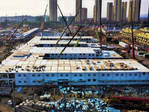 Nữ hành khách bỏ đi vì bị tài xế chĩa súng đo thân nhiệt-1