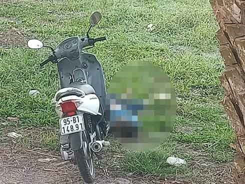 Thanh niên nằm chết bên cạnh xe máy, nghi bị sát hại