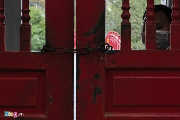 Hà Nội: Khách du lịch bất ngờ khi cầu Thê Húc đóng cửa-1