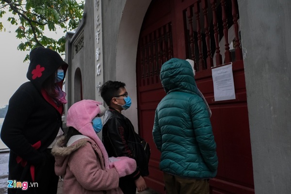 Hà Nội: Khách du lịch bất ngờ khi cầu Thê Húc đóng cửa-2