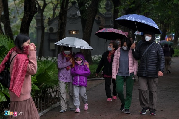 Hà Nội: Khách du lịch bất ngờ khi cầu Thê Húc đóng cửa-4