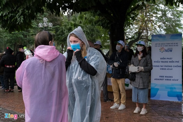 Hà Nội: Khách du lịch bất ngờ khi cầu Thê Húc đóng cửa-5