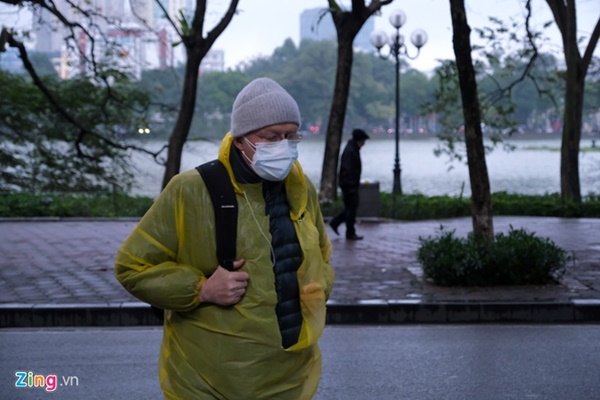 Hà Nội: Khách du lịch bất ngờ khi cầu Thê Húc đóng cửa-8