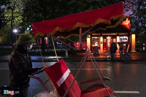 Hà Nội: Khách du lịch bất ngờ khi cầu Thê Húc đóng cửa-10