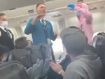 Nữ hành khách bị đấm liên tục vào lưng ghế trên máy bay, tiếp viên lại bênh vực kẻ ngồi sau và tranh cãi kịch liệt của cư dân mạng: Ai đúng, ai sai?-5