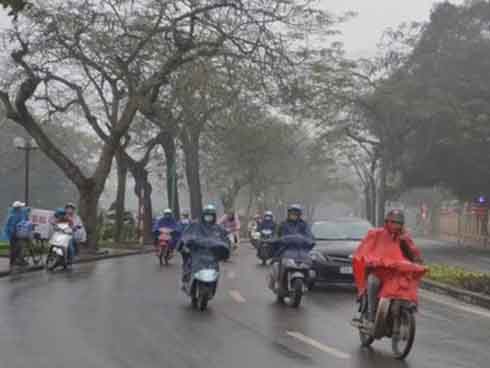 Trời Hà Nội đặc quánh sương, bật đèn pha suốt sáng mới thấy đường-16