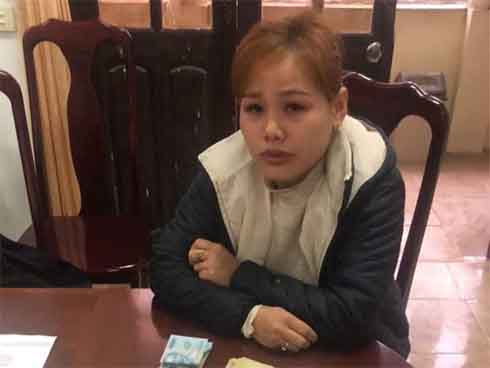 Hà Nội: Hàng trăm cư dân chung cư xếp hàng dưới trời mưa lạnh giữa đêm khuya để mua khẩu trang-11