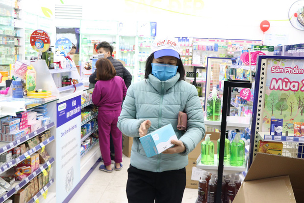 Hà Nội: Hàng trăm cư dân chung cư xếp hàng dưới trời mưa lạnh giữa đêm khuya để mua khẩu trang-6