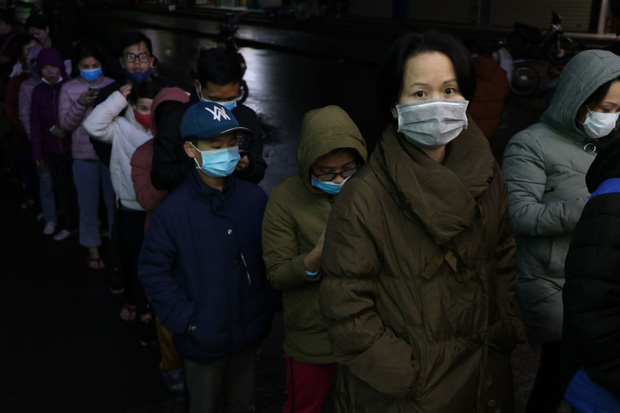 Hà Nội: Hàng trăm cư dân chung cư xếp hàng dưới trời mưa lạnh giữa đêm khuya để mua khẩu trang-10