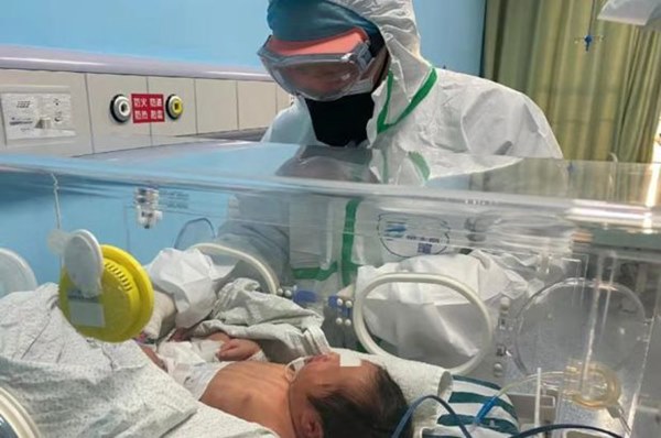 1 em bé người Vũ Hán nhiễm virus corona ngay sau khi chào đời 30 giờ đồng hồ, nguyên nhân nhiễm bệnh khiến ai cũng thương xót-1