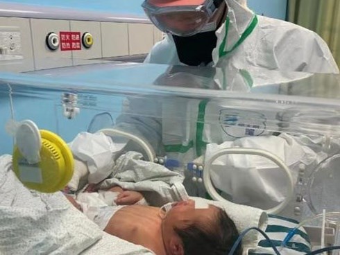 1 em bé người Vũ Hán nhiễm virus corona ngay sau khi chào đời 30 giờ đồng hồ, nguyên nhân nhiễm bệnh khiến ai cũng thương xót