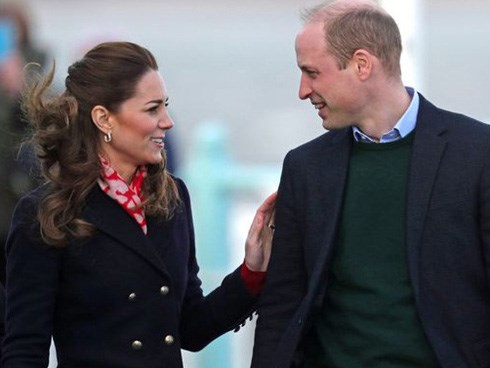 Công nương Kate hiếm hoi công khai thể hiện tình cảm với chồng trong khi Harry “gặm nhấm” nỗi nhớ nơi xứ người