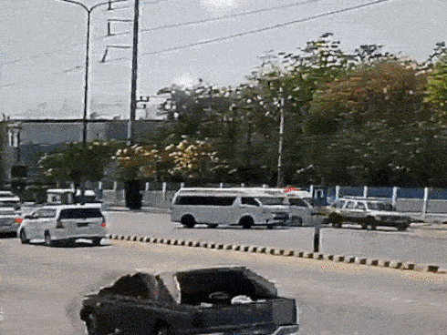 Tránh xe ôtô, xe cấp cứu lao lên vỉa hè và tông vào cây