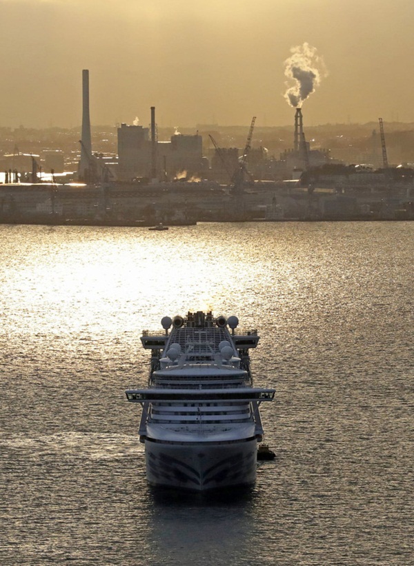 Chùm ảnh bên trong 2 chiếc du thuyền hạng sang đang bị cách ly ngoài khơi giữa đại dịch virus corona, hơn 5000 người không được lên đất liền-1