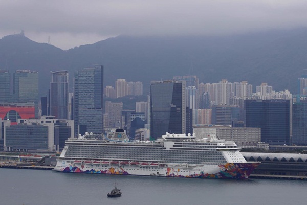 Chùm ảnh bên trong 2 chiếc du thuyền hạng sang đang bị cách ly ngoài khơi giữa đại dịch virus corona, hơn 5000 người không được lên đất liền-10