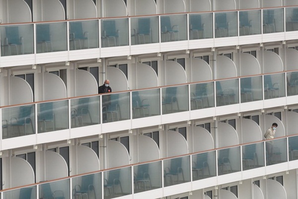 Chùm ảnh bên trong 2 chiếc du thuyền hạng sang đang bị cách ly ngoài khơi giữa đại dịch virus corona, hơn 5000 người không được lên đất liền-12