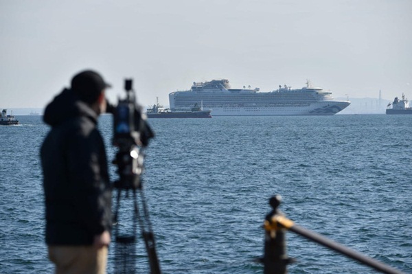 Chùm ảnh bên trong 2 chiếc du thuyền hạng sang đang bị cách ly ngoài khơi giữa đại dịch virus corona, hơn 5000 người không được lên đất liền-9