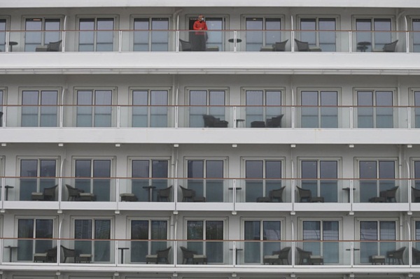 Chùm ảnh bên trong 2 chiếc du thuyền hạng sang đang bị cách ly ngoài khơi giữa đại dịch virus corona, hơn 5000 người không được lên đất liền-14