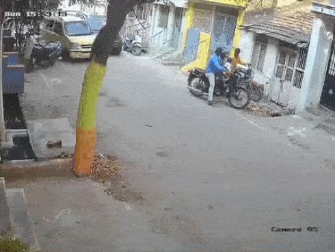 Tài xế mới học lái đâm vào một gia đình ngồi xe máy