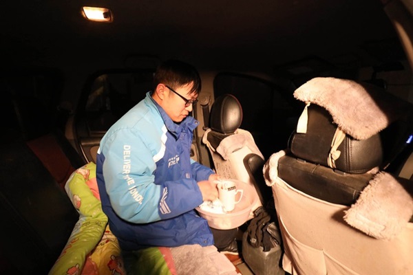 Shipper ngủ trên xe, không dám vào nhà vì sợ lây corona cho gia đình-2