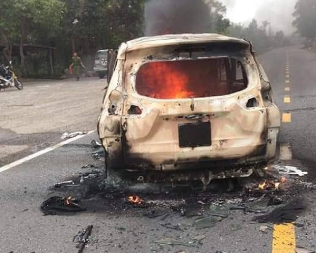 Nóng: Ô tô bốc cháy ngùn ngụt sau tiếng nổ lớn, 2 người chết thảm-1