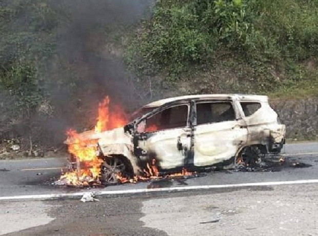 Nóng: Ô tô bốc cháy ngùn ngụt sau tiếng nổ lớn, 2 người chết thảm-2