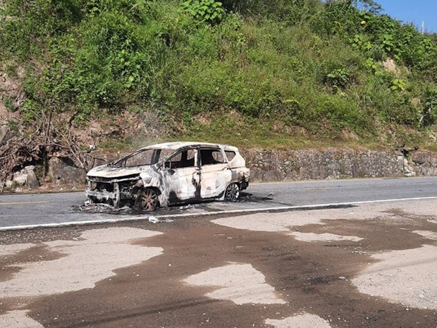 Nóng: Ô tô bốc cháy ngùn ngụt sau tiếng nổ lớn, 2 người chết thảm-4