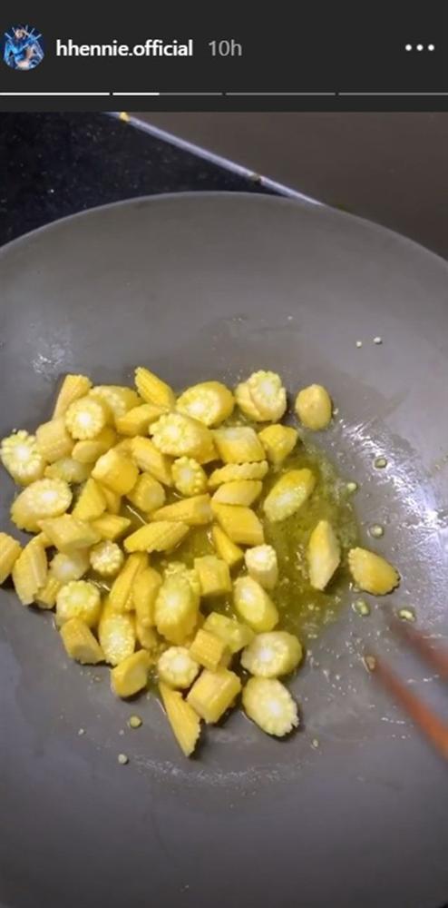 Thực đơn giảm cân giúp HHen Niê lấy lại vòng eo 56cm sau Tết-5