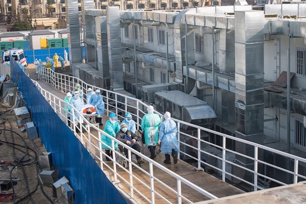 Ca nhiễm mới tăng nhanh kỷ lục, Hồ Bắc thiếu giường bệnh nghiêm trọng-2