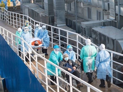 Ca nhiễm mới tăng nhanh kỷ lục, Hồ Bắc thiếu giường bệnh nghiêm trọng