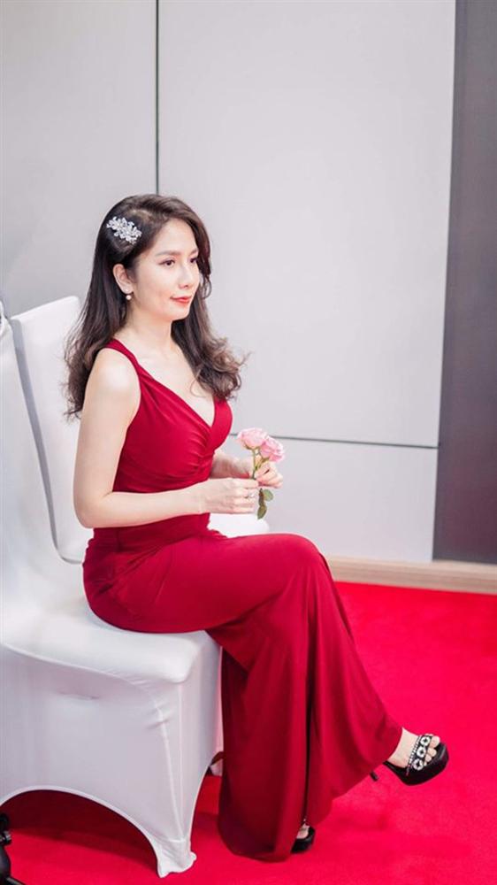 Vẻ gợi cảm của dàn MC thời tiết VTV đời đầu sau khi làm mẹ-14