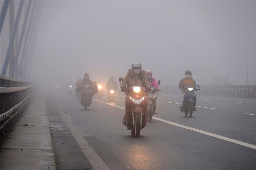 Trời Hà Nội đặc quánh sương, bật đèn pha suốt sáng mới thấy đường-1