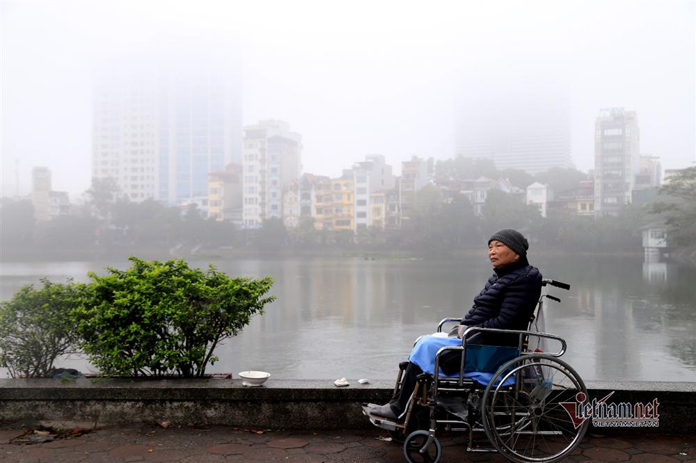 Trời Hà Nội đặc quánh sương, bật đèn pha suốt sáng mới thấy đường-2