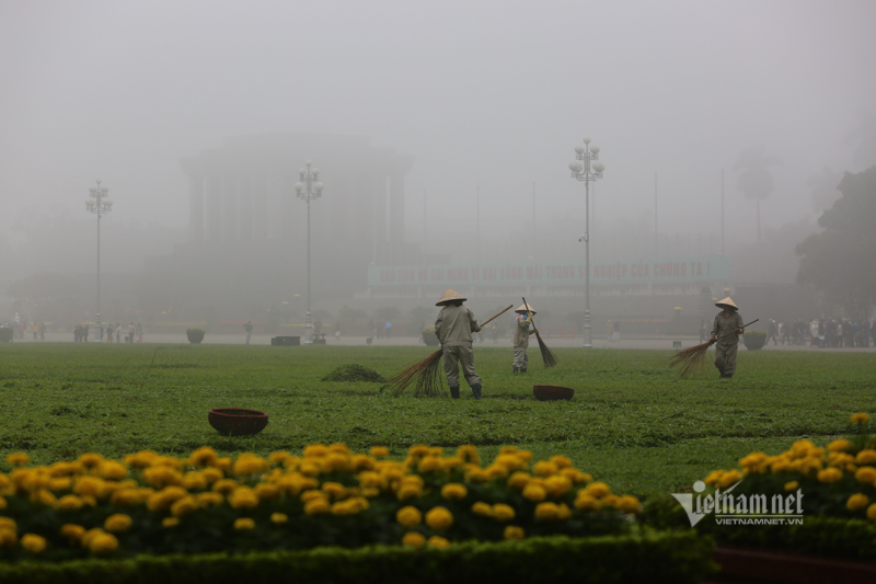 Trời Hà Nội đặc quánh sương, bật đèn pha suốt sáng mới thấy đường-3