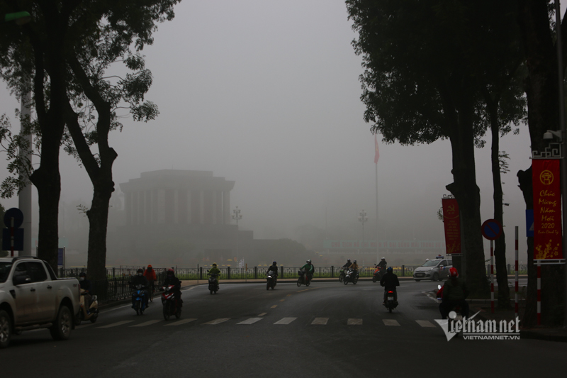 Trời Hà Nội đặc quánh sương, bật đèn pha suốt sáng mới thấy đường-4