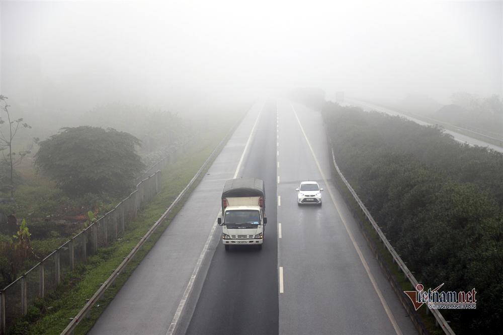 Trời Hà Nội đặc quánh sương, bật đèn pha suốt sáng mới thấy đường-5