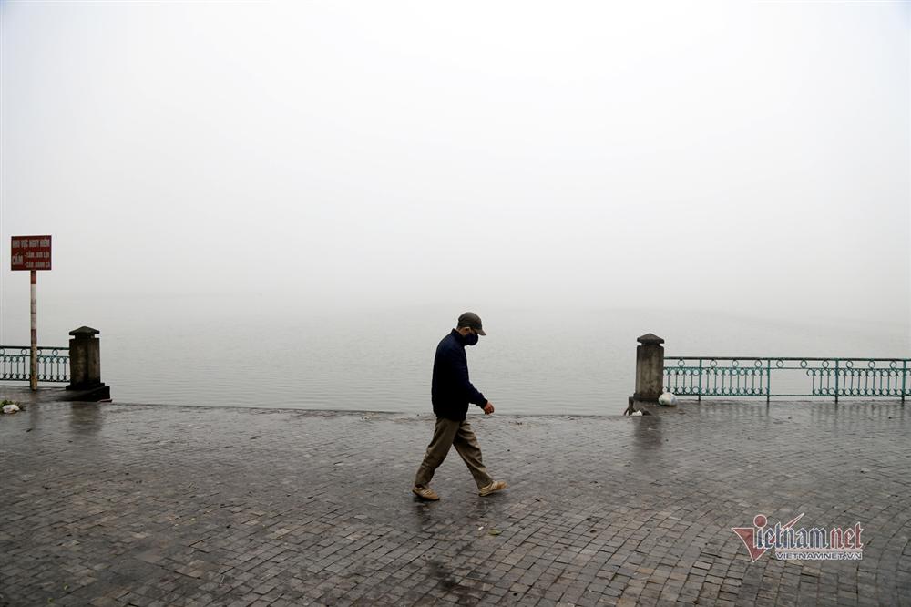 Trời Hà Nội đặc quánh sương, bật đèn pha suốt sáng mới thấy đường-6