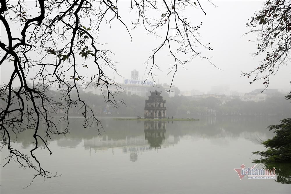 Trời Hà Nội đặc quánh sương, bật đèn pha suốt sáng mới thấy đường-10