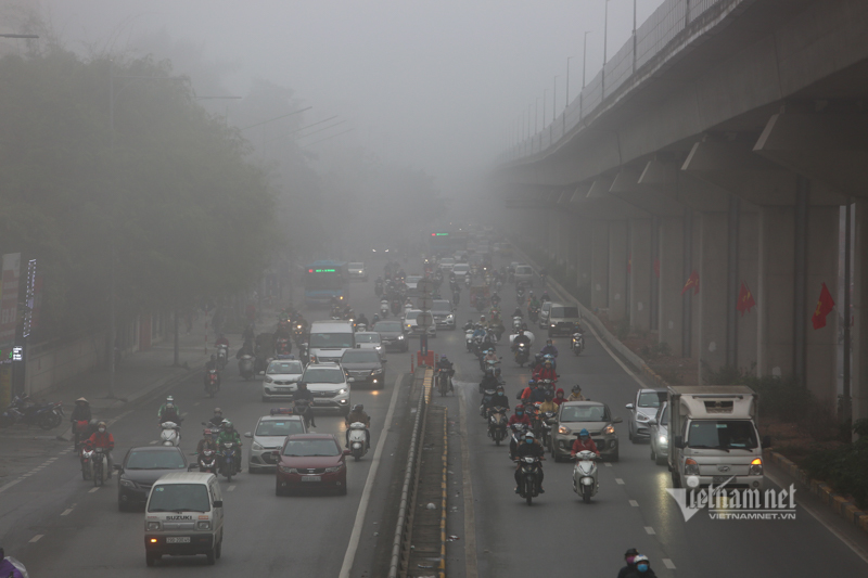 Trời Hà Nội đặc quánh sương, bật đèn pha suốt sáng mới thấy đường-12