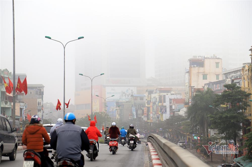 Trời Hà Nội đặc quánh sương, bật đèn pha suốt sáng mới thấy đường-13