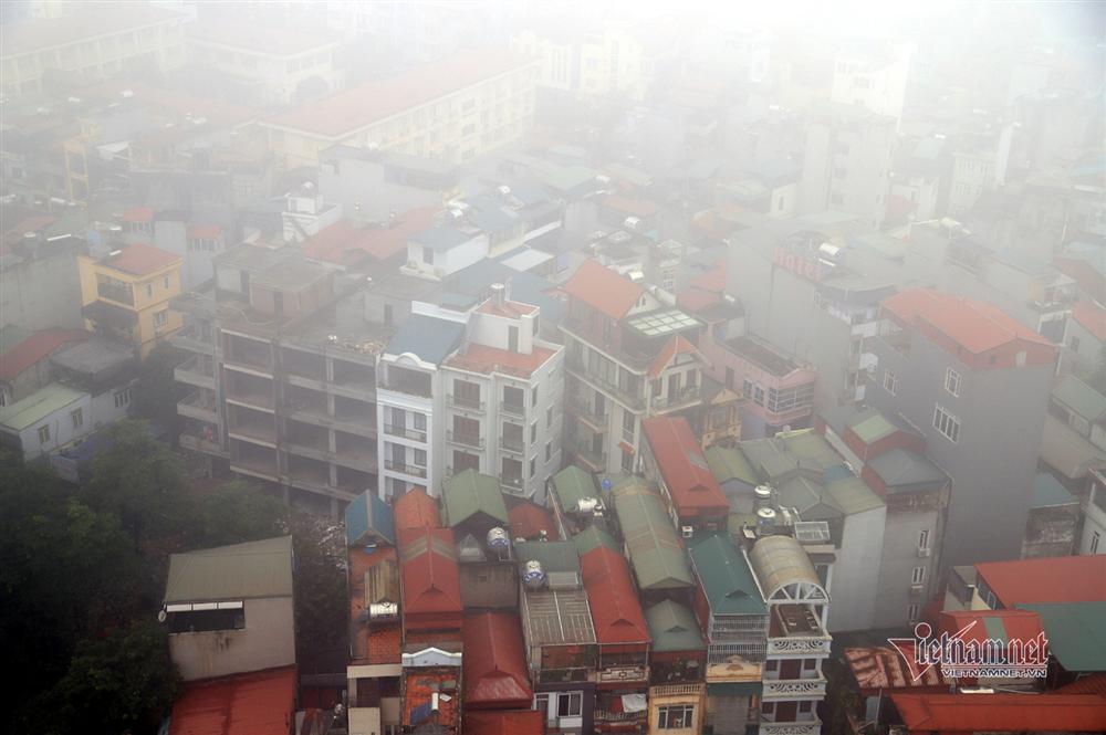 Trời Hà Nội đặc quánh sương, bật đèn pha suốt sáng mới thấy đường-15