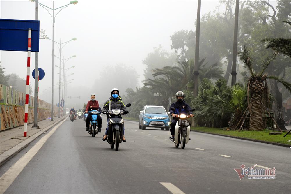 Trời Hà Nội đặc quánh sương, bật đèn pha suốt sáng mới thấy đường-7